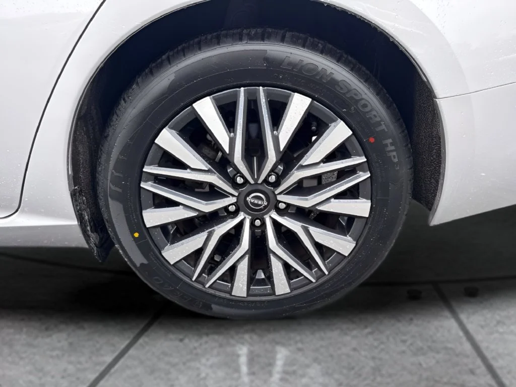 Used 2025 Silver Nissan 2.5 SV image 25