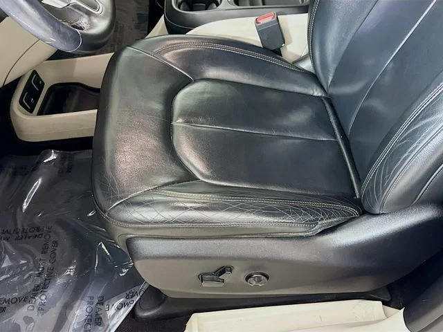 Used 2017 White Chrysler Touring L image 18