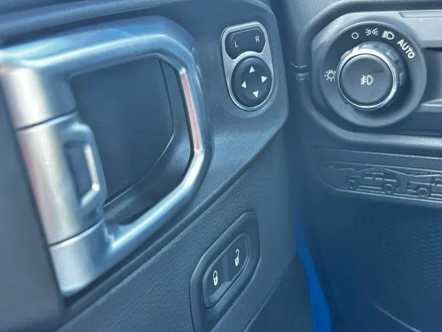 New 2026 Hydro Blue Pearl-Coat Exterior Paint Jeep Sahara image 22