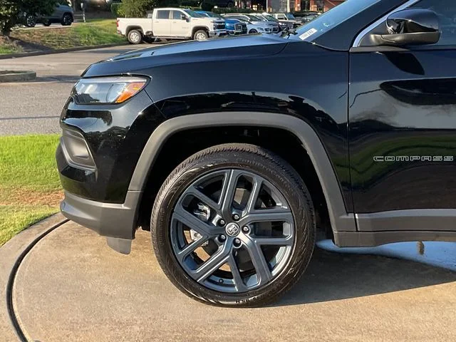 New 2026 Diamond Black Crystal Pearl-Coat Exterior Paint Jeep  image 12