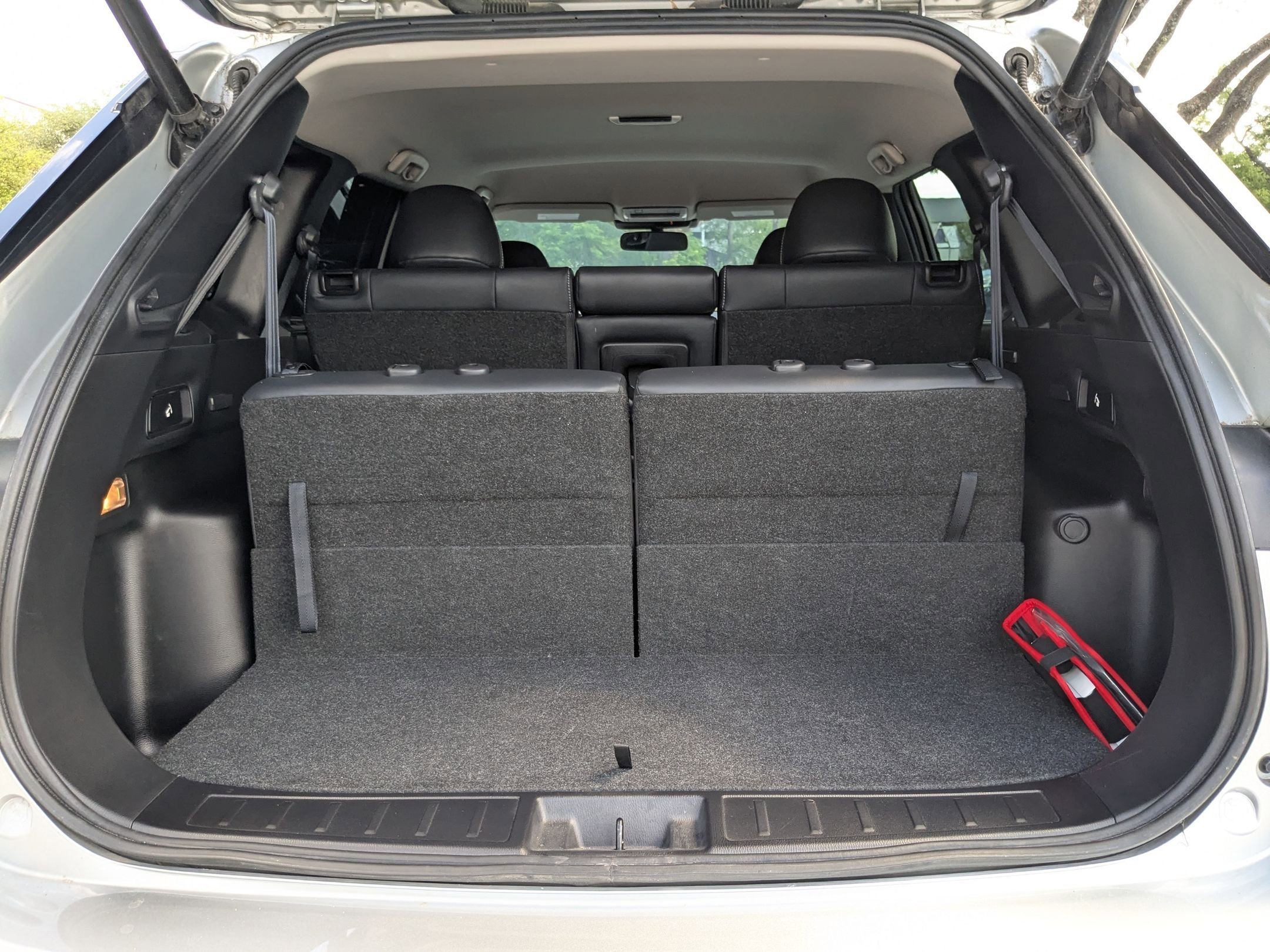 Used 2022 Silver Mitsubishi SE image 24