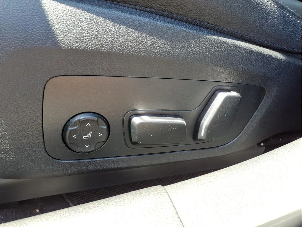 Used 2025 Black BMW 330i xDrive image 18