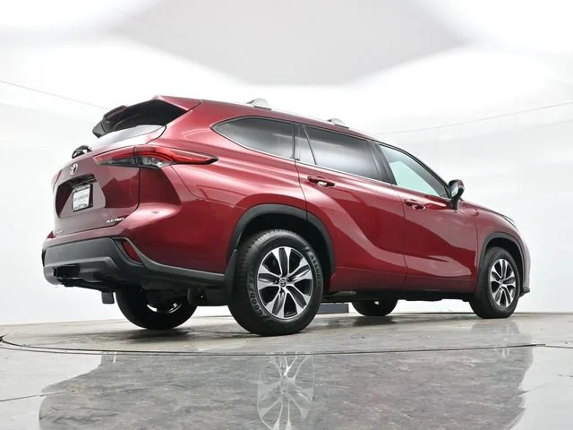 Used 2022 Ruby Flare Pearl Toyota XLE image 32