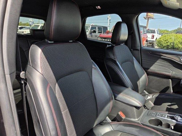 Used 2025 Agate Black Metallic Ford ST-Line image 32