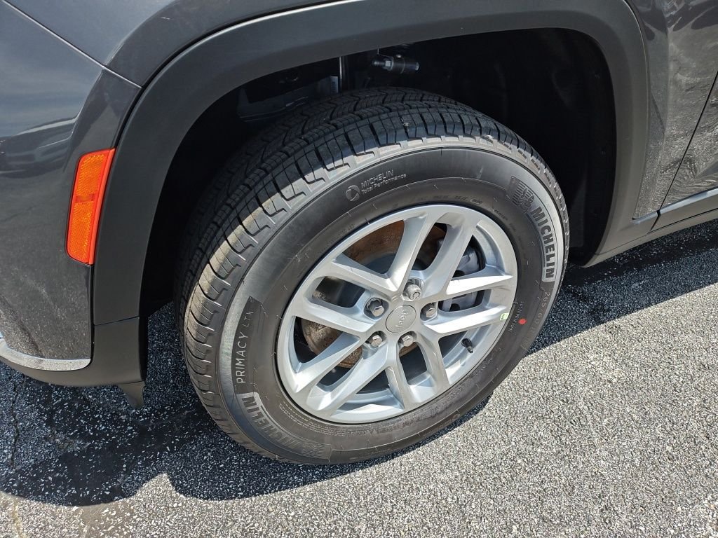 New 2026 Baltic Gray Metallic Clear-Coat Exterior Paint Jeep Laredo image 9