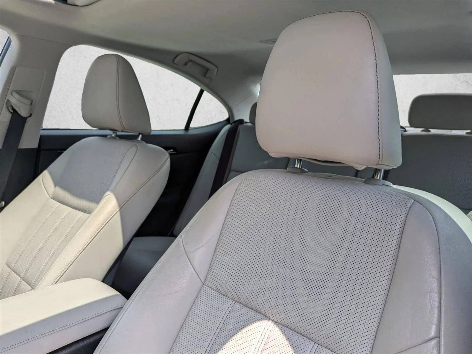 Used 2016 Atomic Silver Lexus  image 4