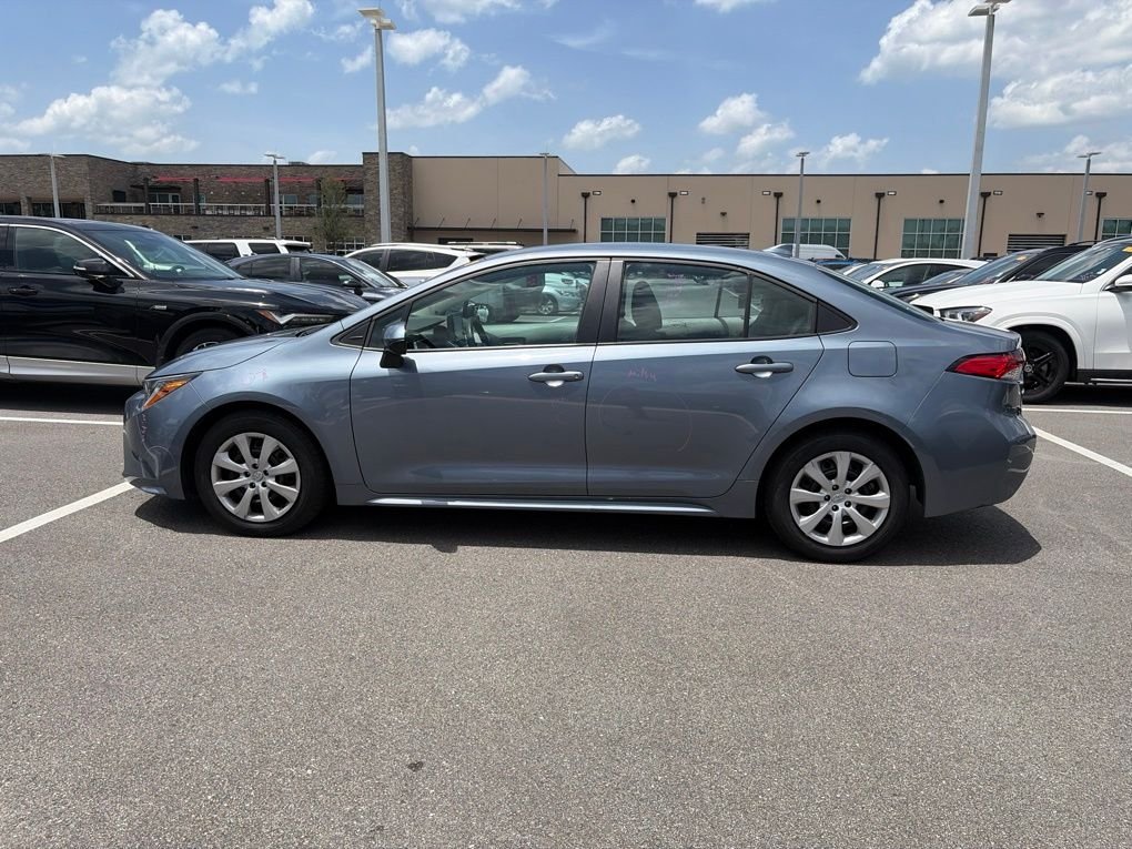 Used 2022  Toyota LE image 4