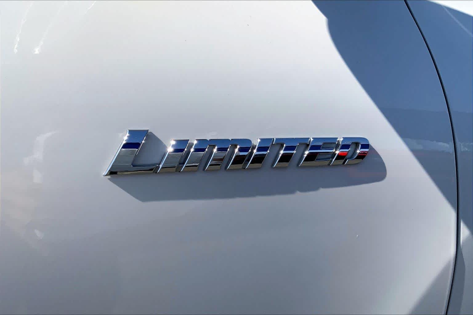Used 2013 Blizzard Pearl Toyota Limited image 10