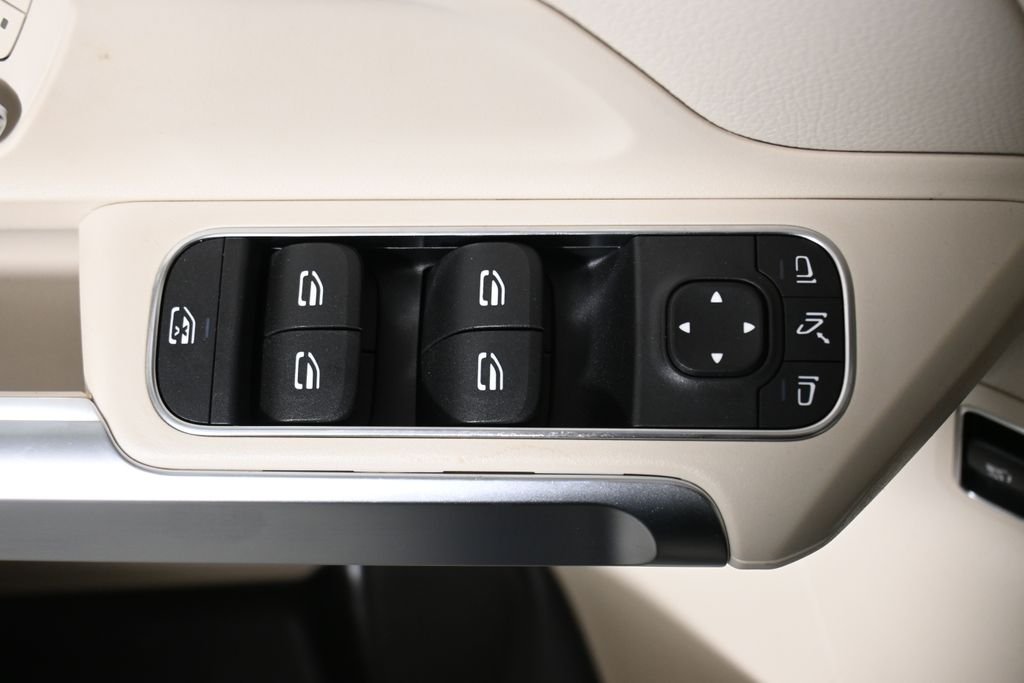 Used 2026 Night Black Mercedes-Benz GLB 250 image 26