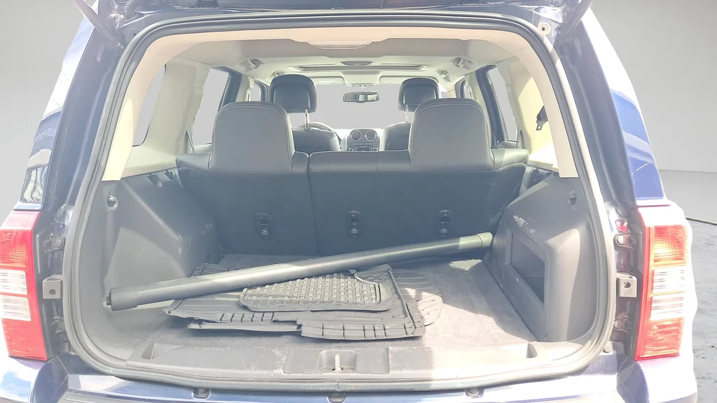 Used 2015 Blue Jeep Latitude image 26