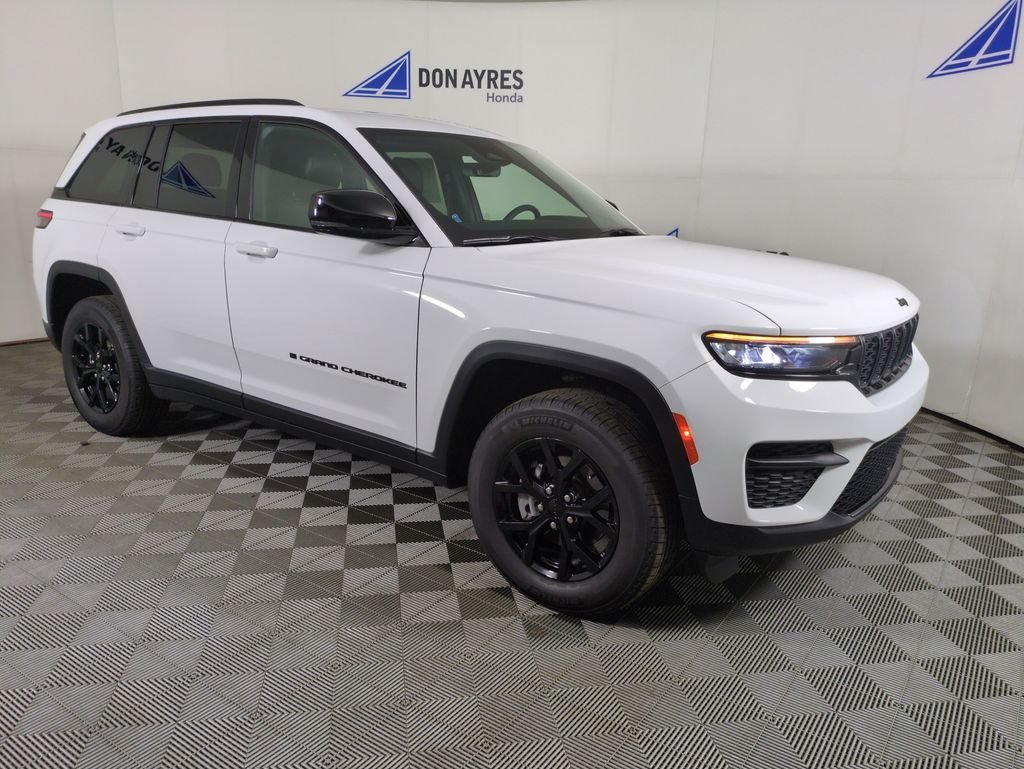Used 2025  Jeep Altitude X image 10