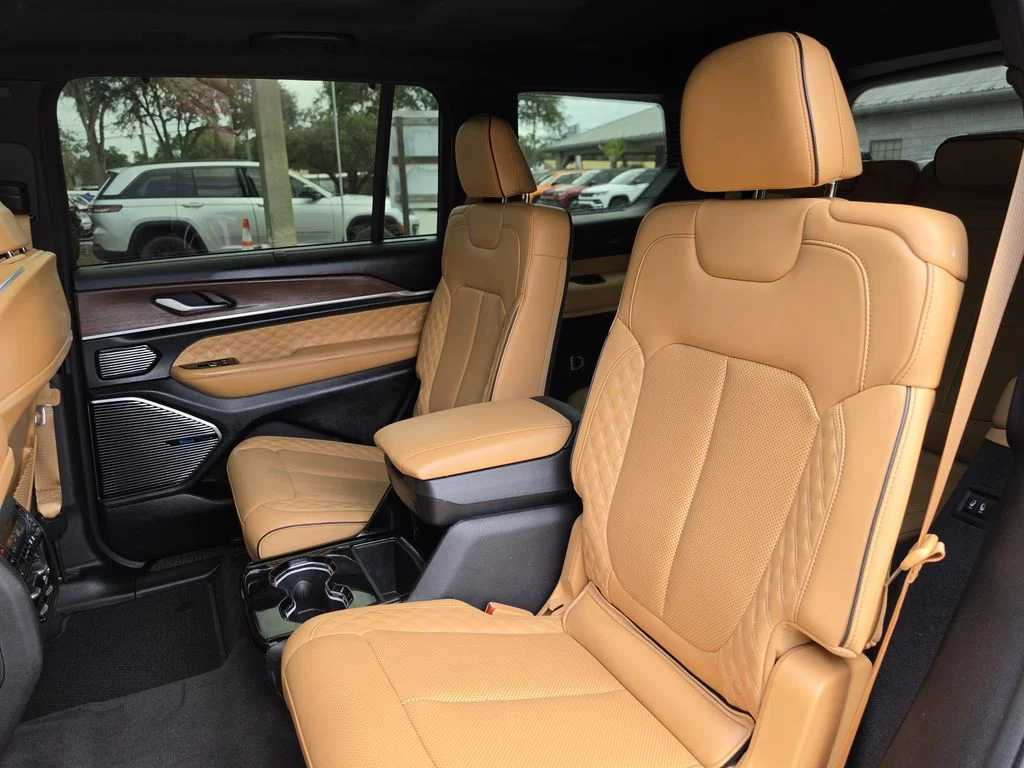 Used 2022 Diamond Black Jeep Summit image 19