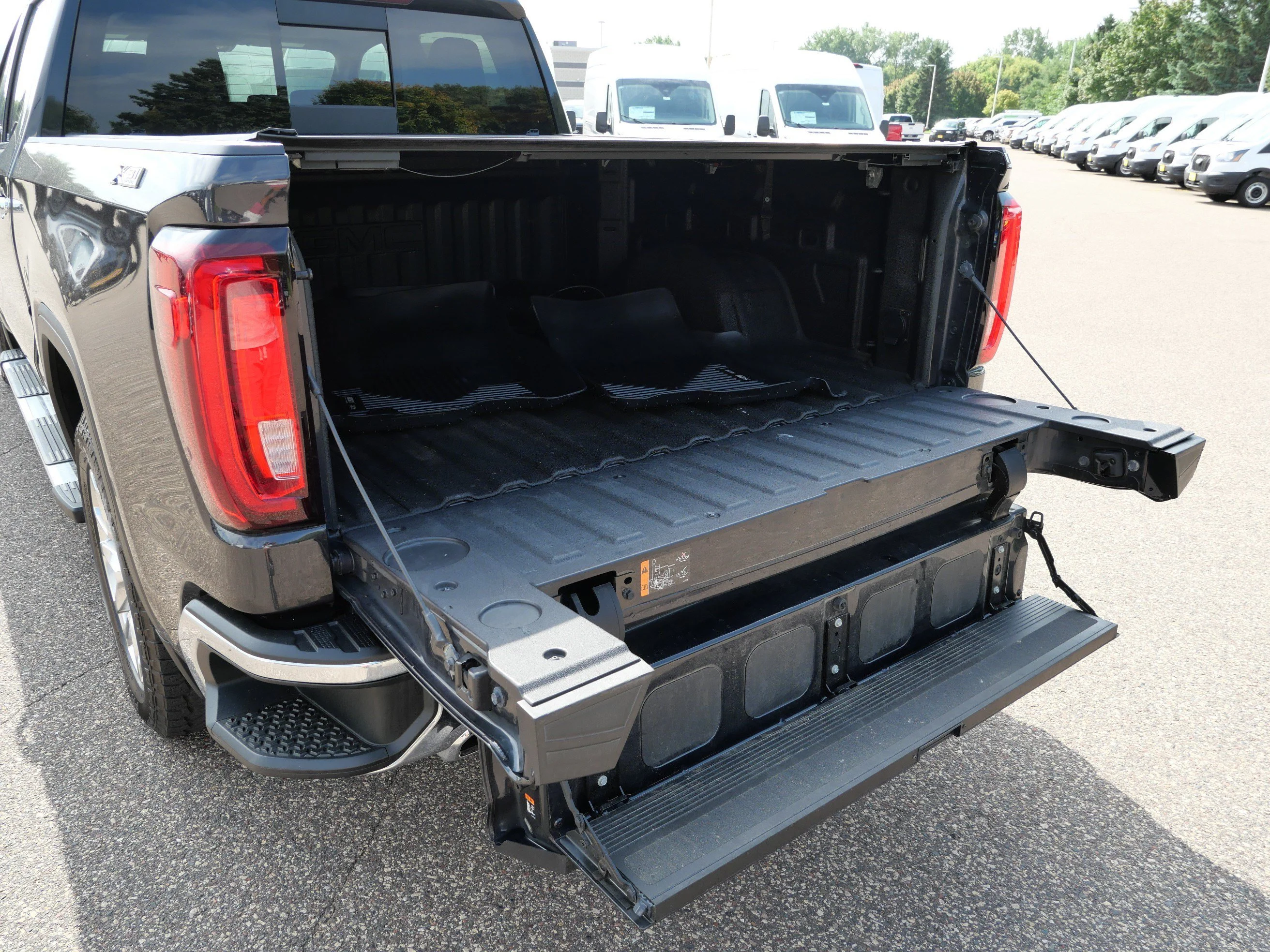 Certified Used 2020 Carbon Black Metallic GMC SLT image 18