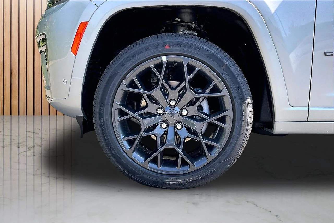 New 2026 Silver Zynith Exterior Paint Jeep Summit image 33