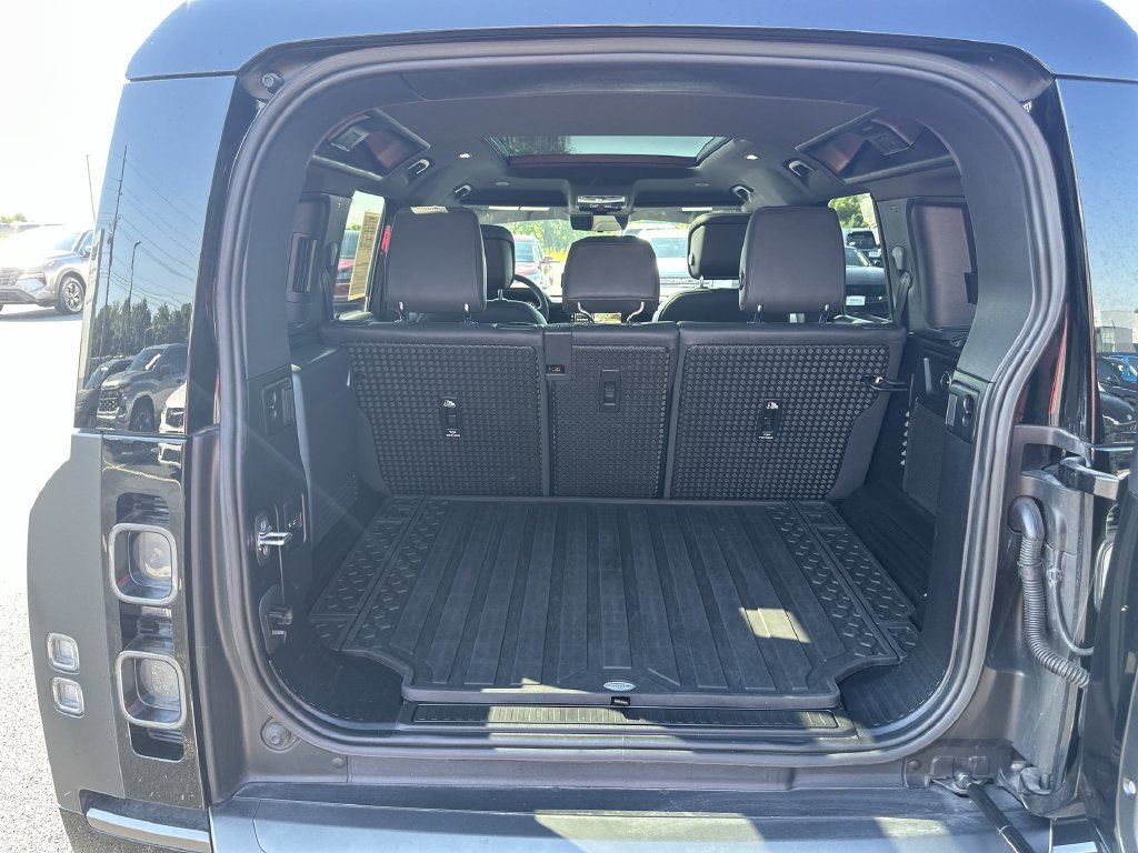 Used 2023 Gray Land Rover V8 image 30