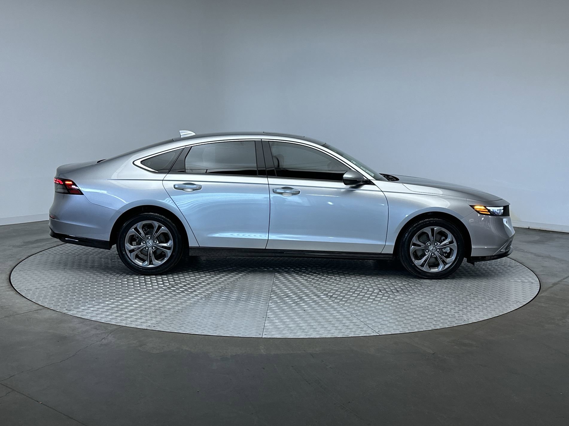 Used 2024 Solar Silver Metallic Honda EX-L image 10