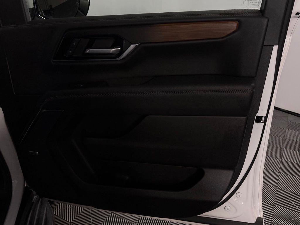 Used 2025 White GMC Denali image 29