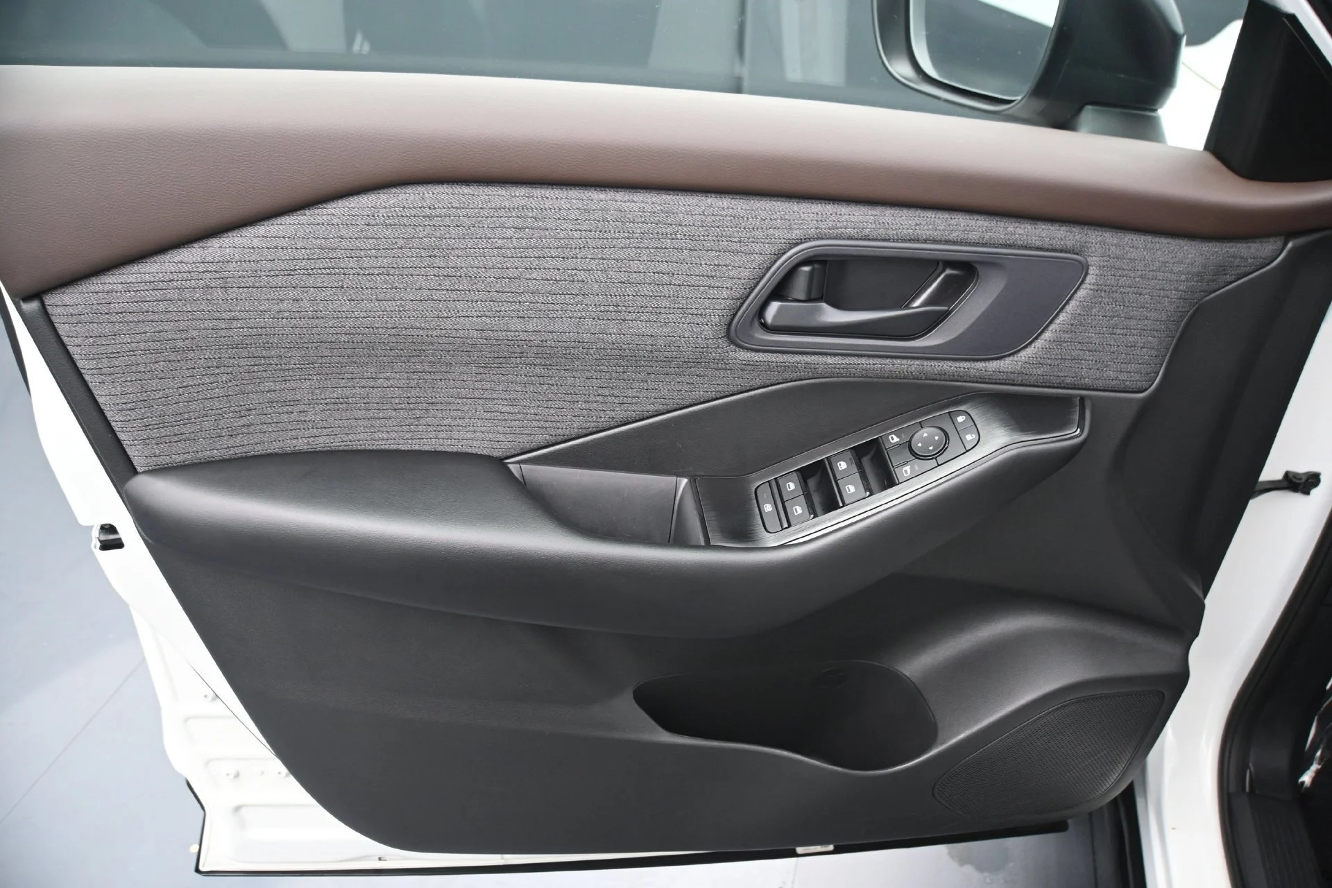 Used 2023 Glacier White Nissan S image 17