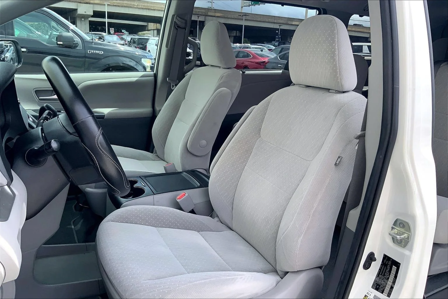 Used 2020 Whi/white Toyota LE Auto Access Seat image 11
