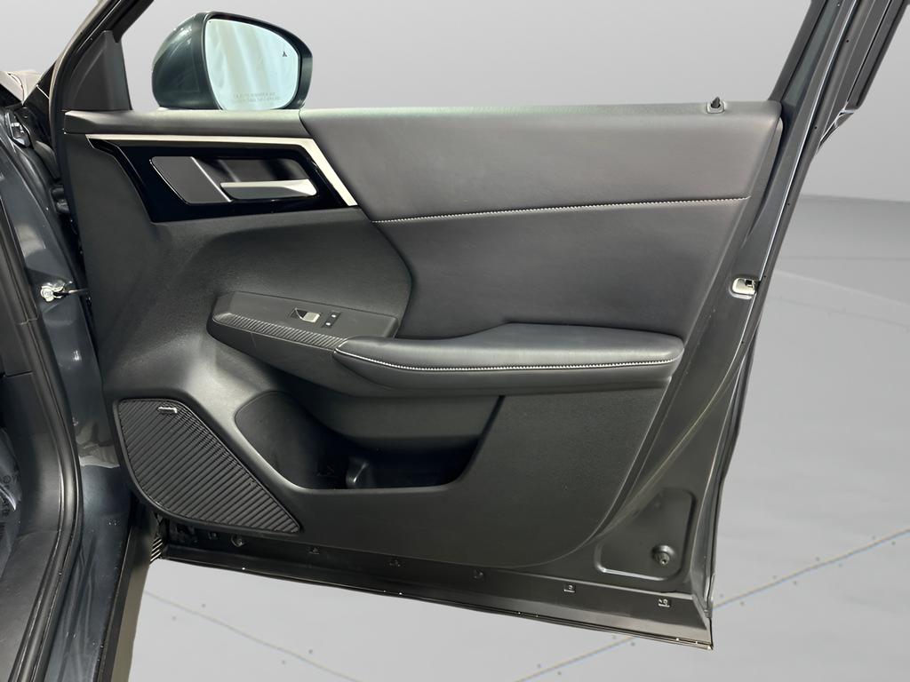 Used 2025  Mitsubishi SE image 31