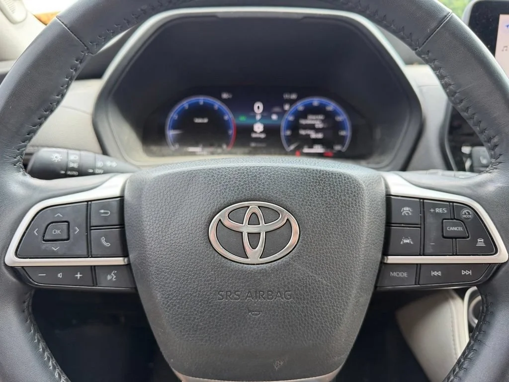 Used 2024 Off-white Toyota Limited image 31