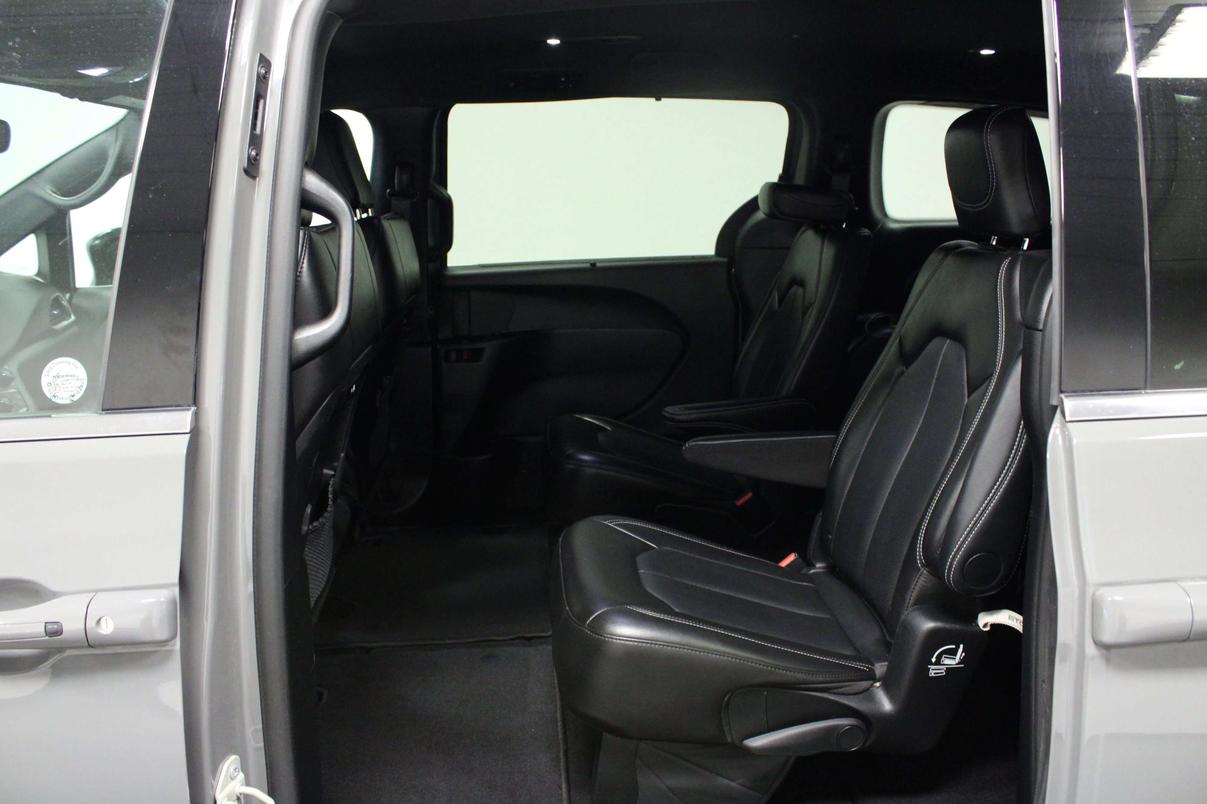 Used 2025 Ceramic Gray Clearcoat Chrysler Select image 13
