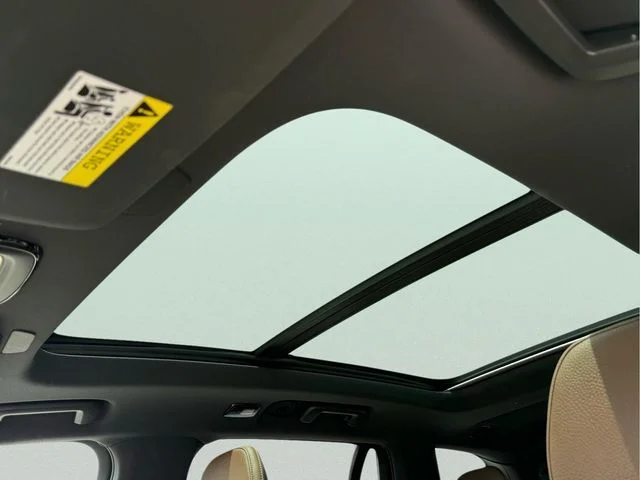 Used 2023 Black Volvo B6 Plus 7-Seater image 17