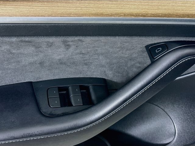 Used 2023 White Tesla Base image 17