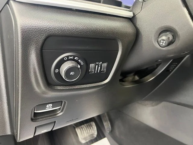 Used 2023 Silver Jeep Limited image 21