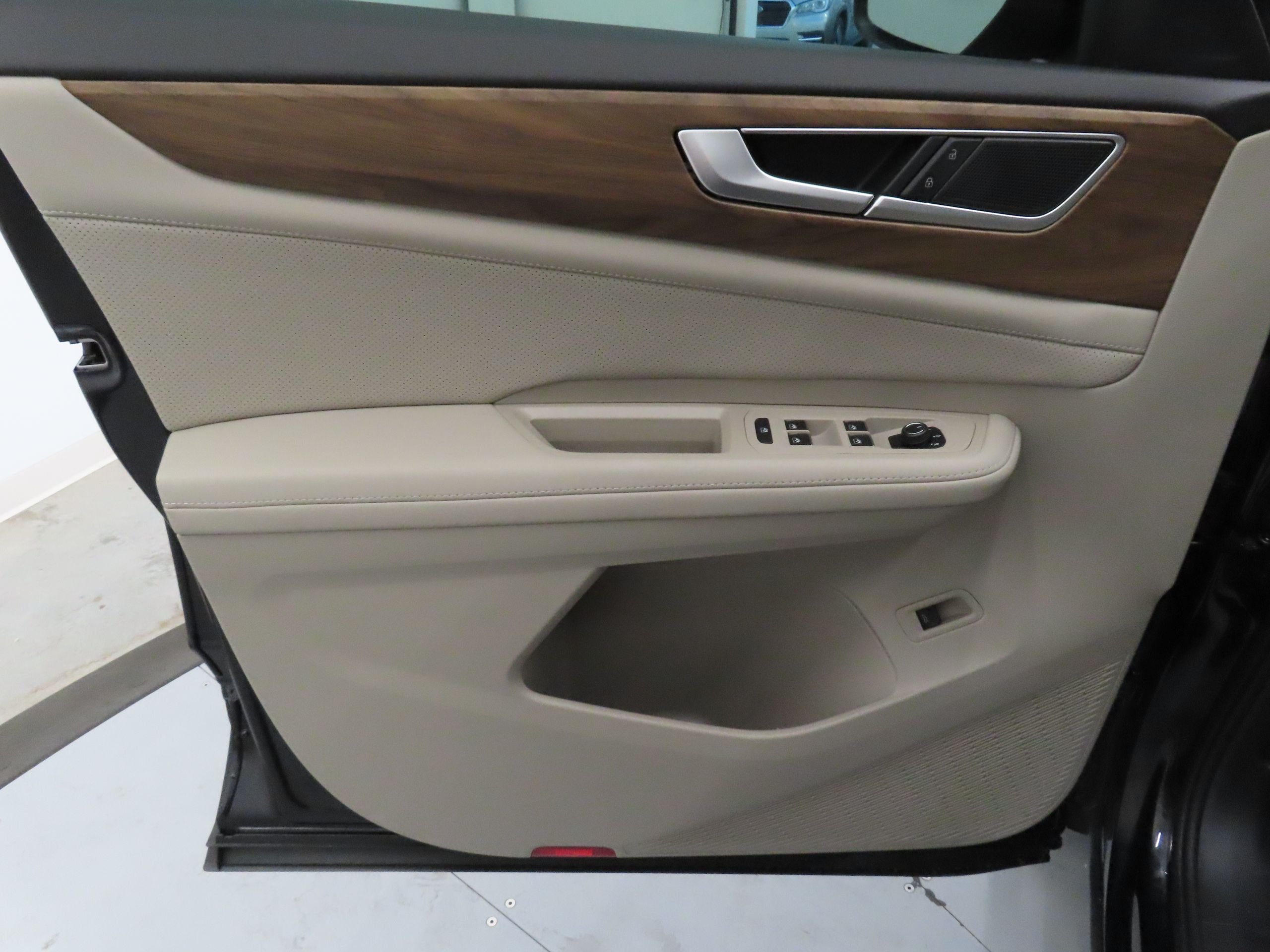 New 2026 Black Volkswagen 2.0T SE w/Technology image 10
