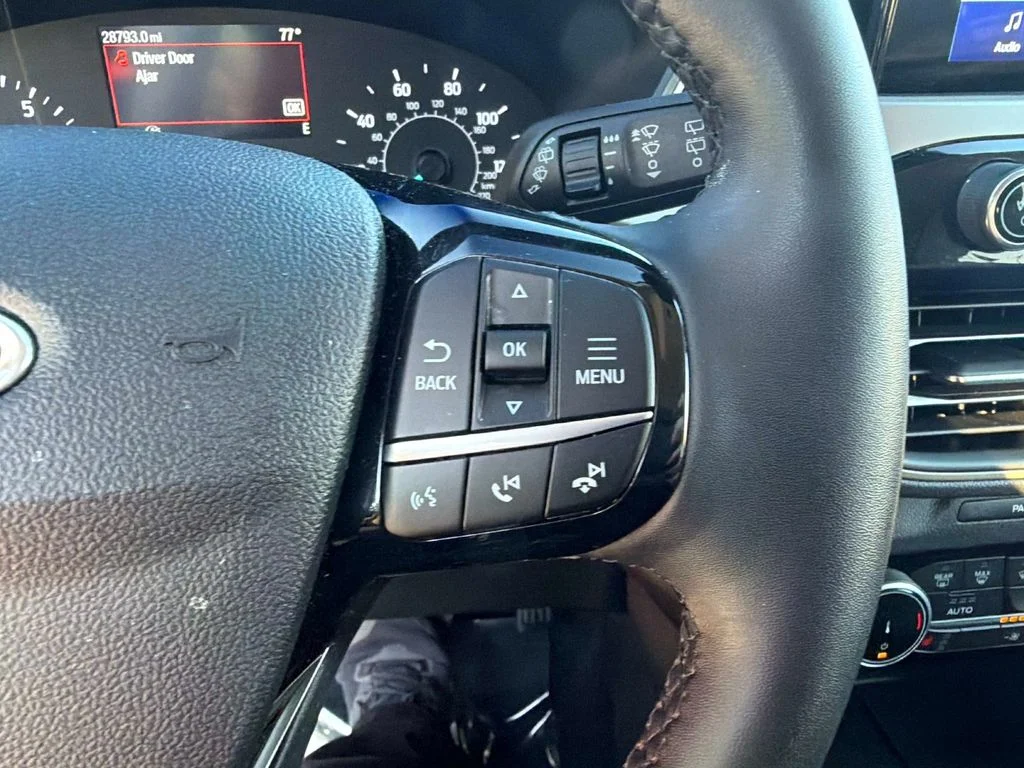 Used 2022 Red Ford SE image 28