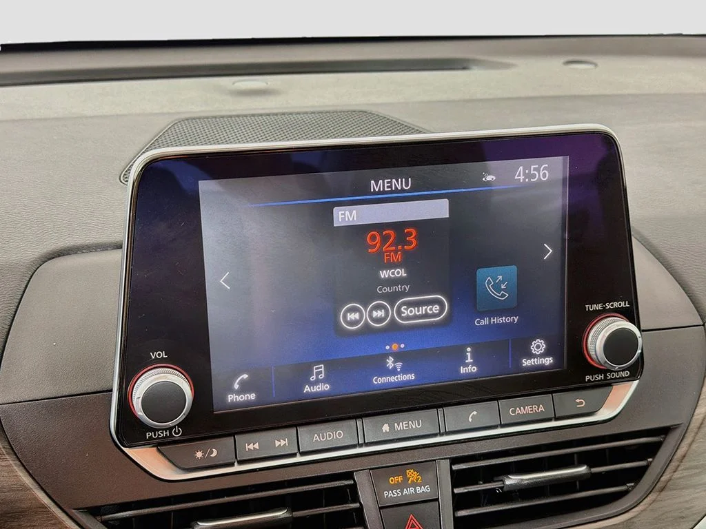 Used 2025 Glacier White Nissan 2.5 SV image 32