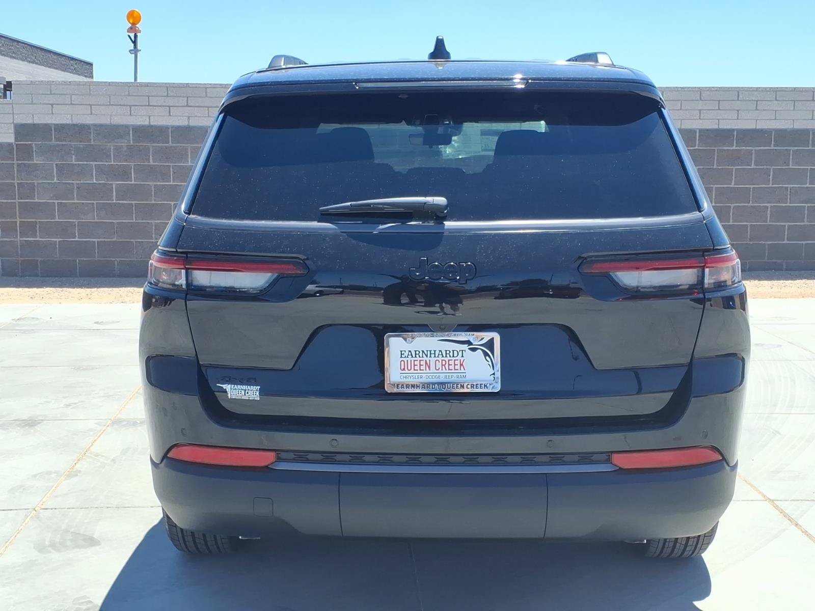 New 2026 Diamond Black Crystal Pearl-Coat Exterior Paint Jeep Laredo Altitude image 5