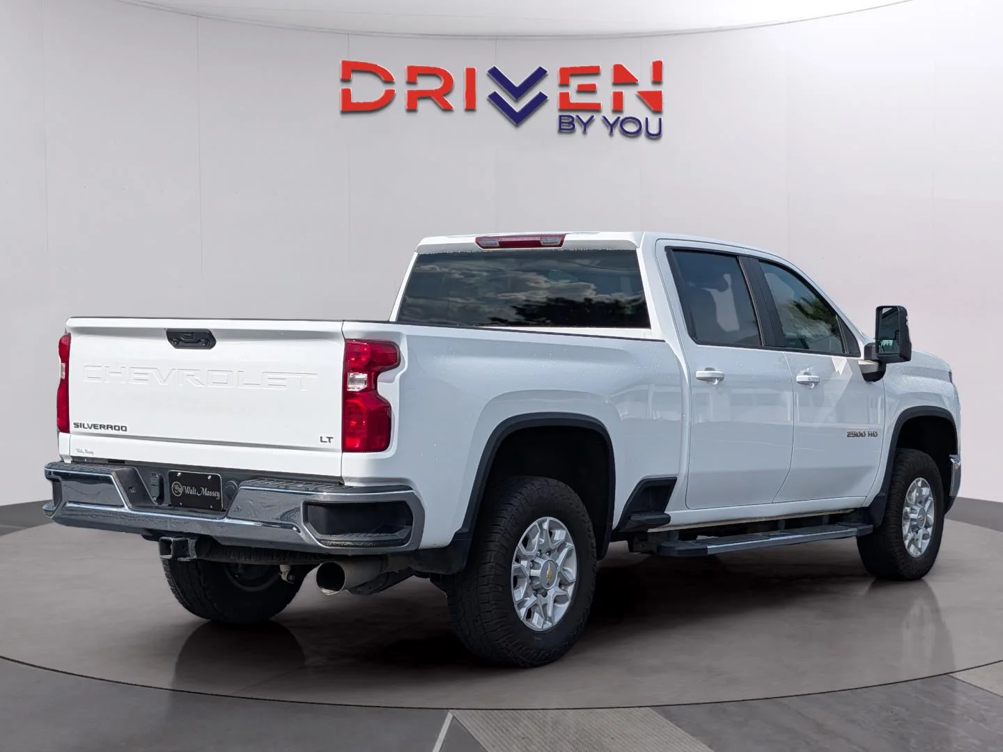 Used 2024 Summit White Chevrolet LT image 6