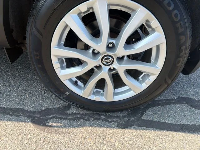 Used 2022 Gray Nissan SV image 18