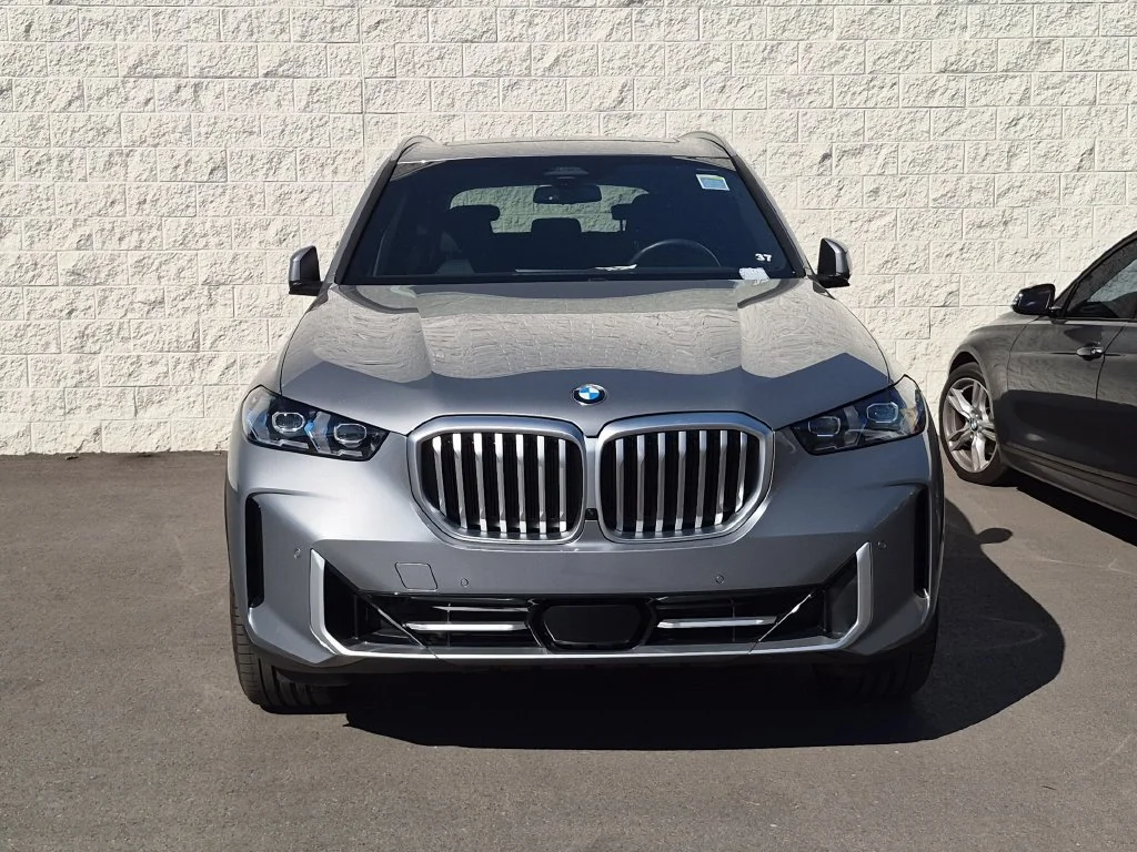 Used 2026 Gray BMW sDrive40i image 3