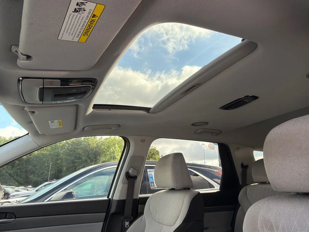 Used 2022 White Hyundai SEL image 32
