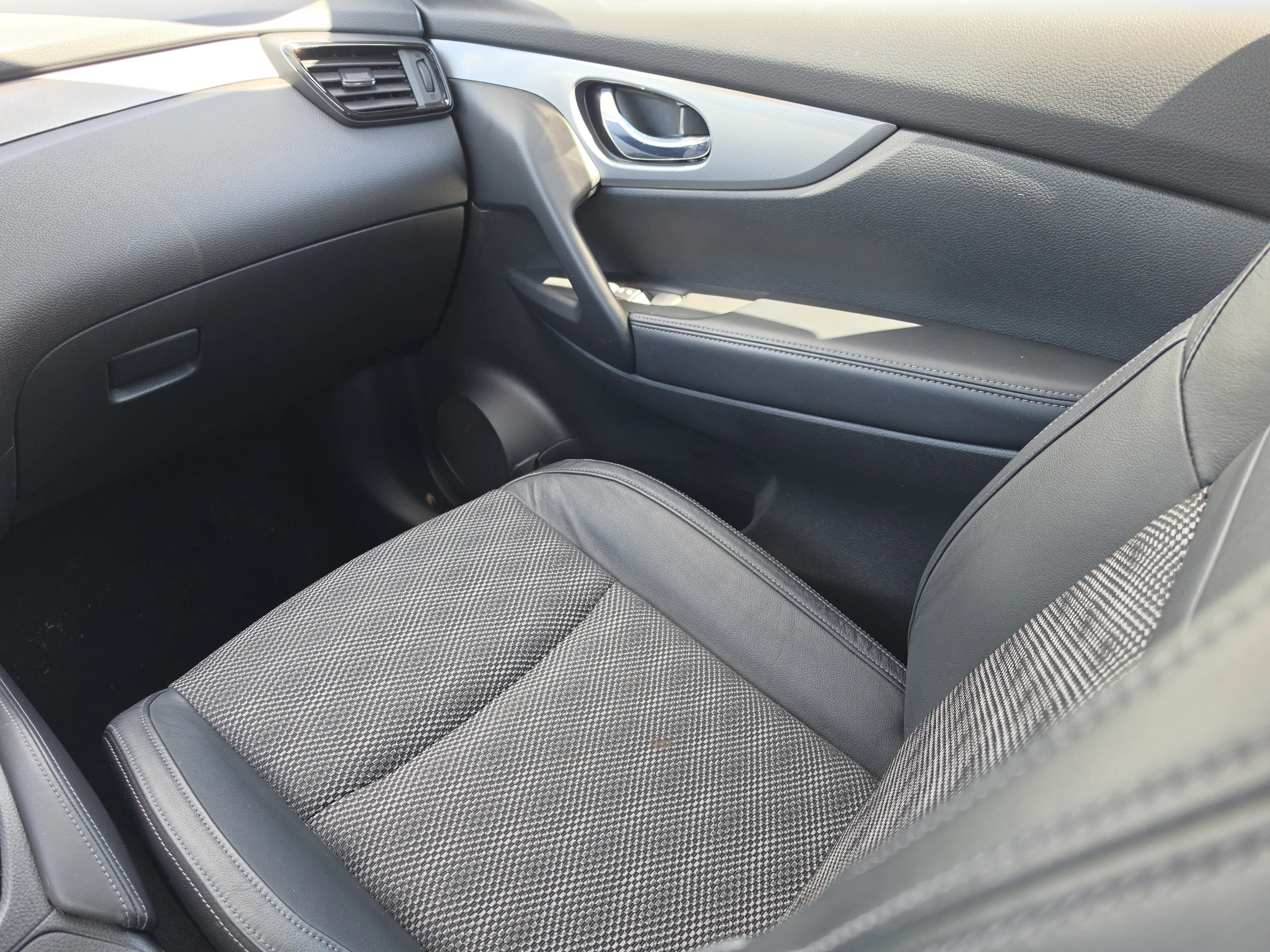 Used 2020 Brilliant Silver Metallic Nissan SV image 21