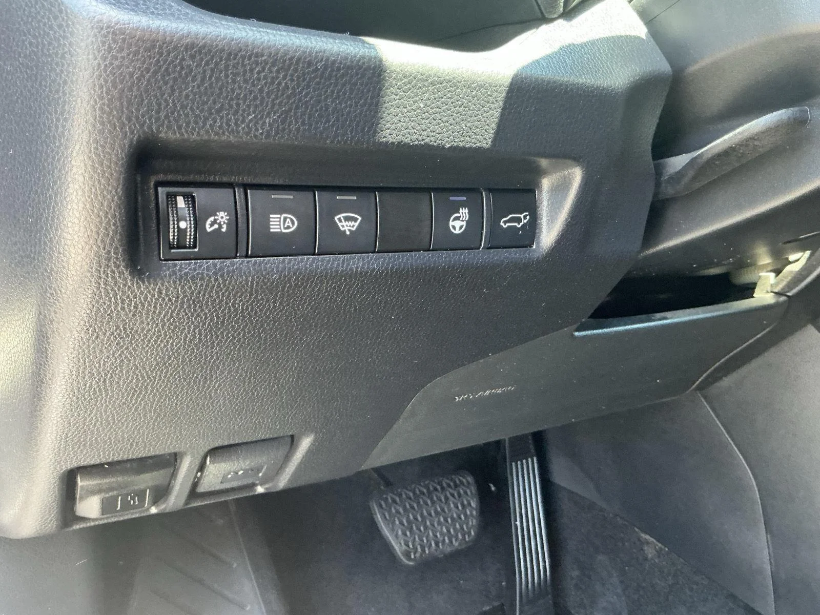 Used 2022 Magnetic Gray Metallic Toyota XLE Premium image 14