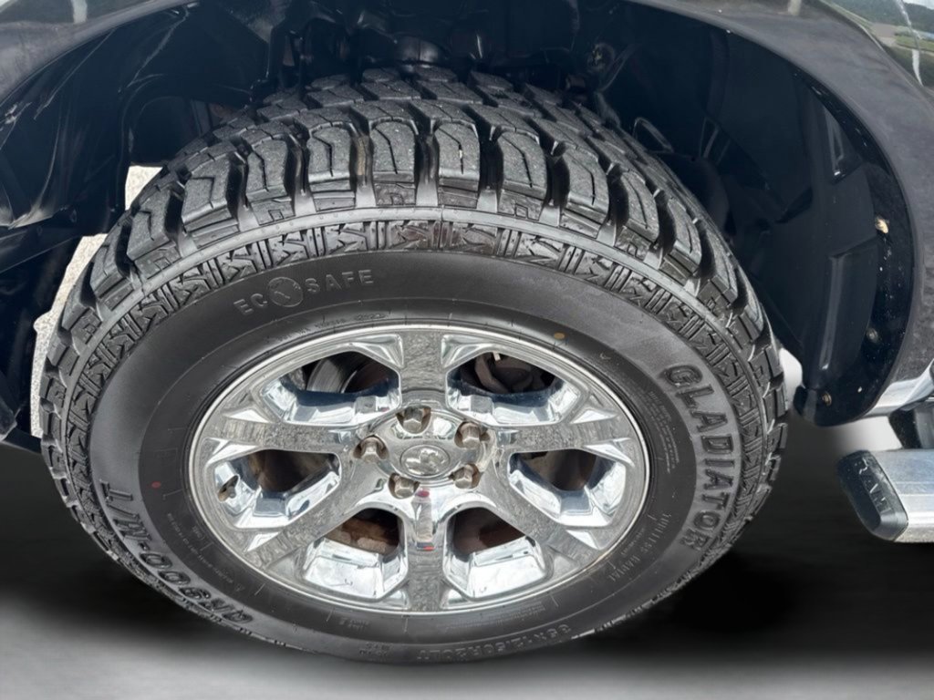 Used 2017 Brilliant Black Crystal Pearlcoat Ram Laramie image 31