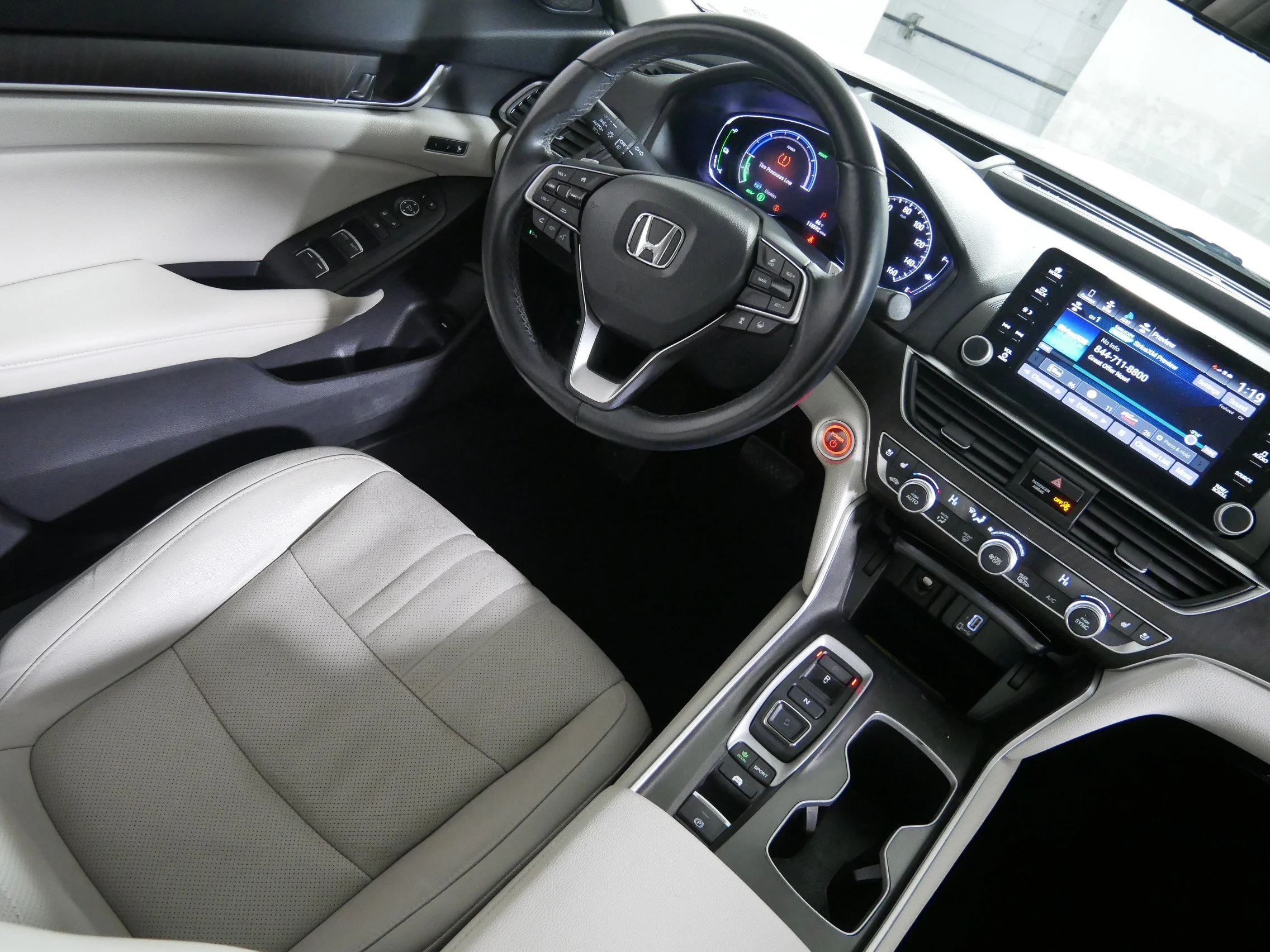 Used 2018 White Orchid Pearl Honda Touring image 9