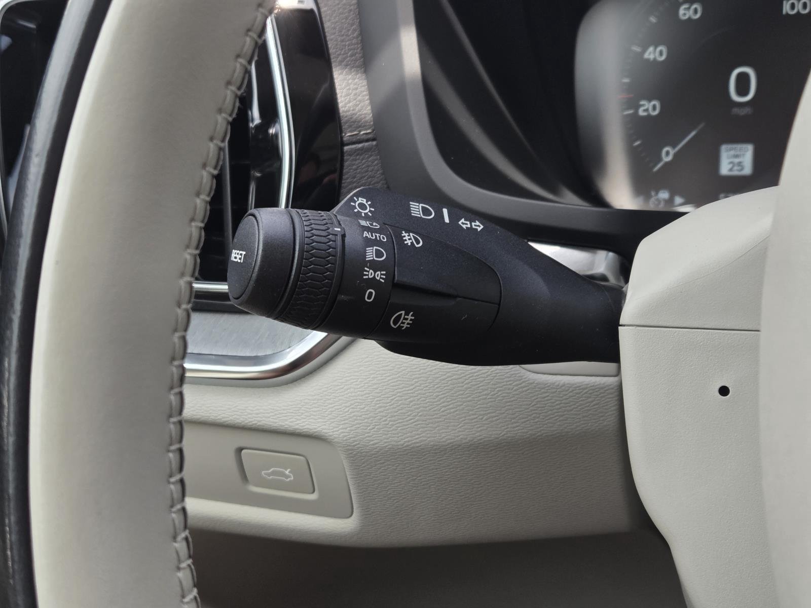 Used 2022 Crystal White Metallic Volvo Inscription image 20