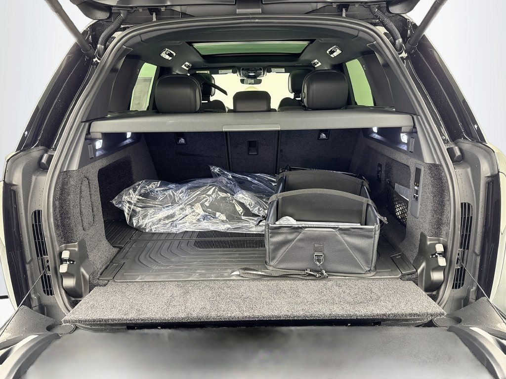 New 2027 Santorini Black Land Rover SE image 28