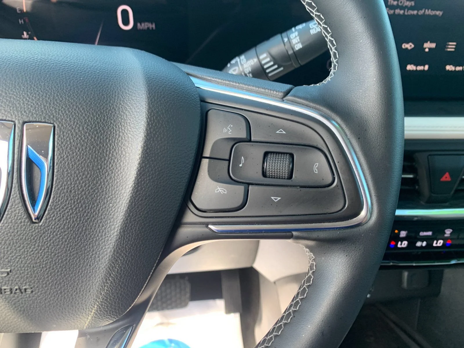 Used 2024 White Frost Tricoat Buick Avenir image 27