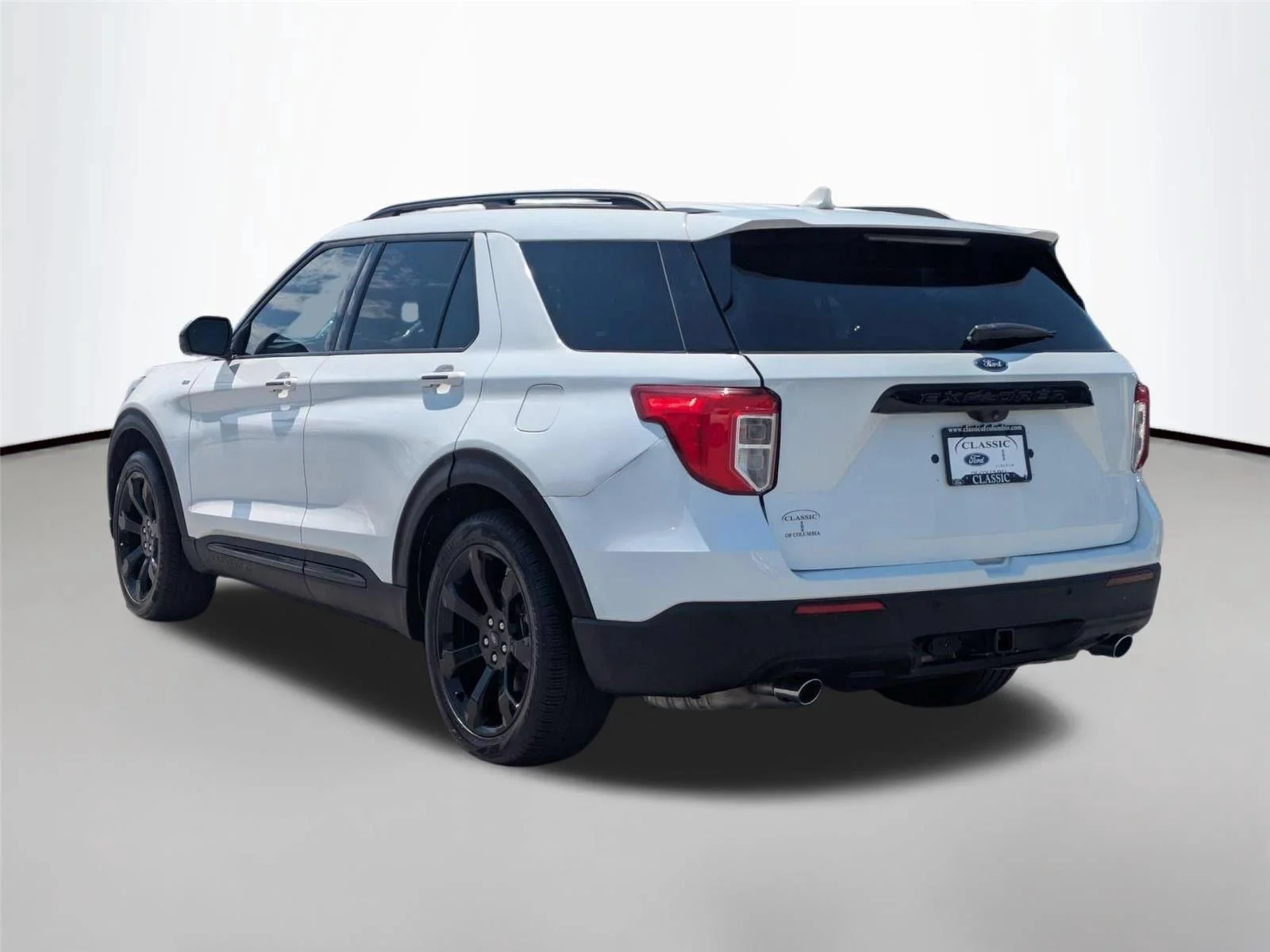 Used 2023 Star White Metallic Tri-Coat Ford ST-Line image 7