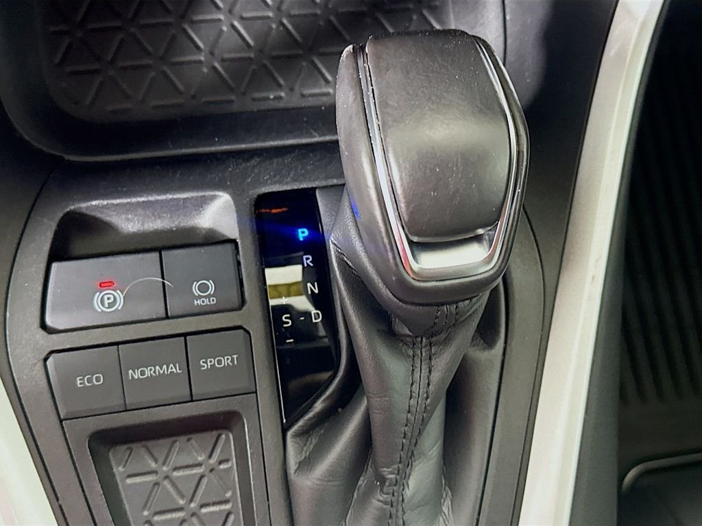 Used 2024 Silver Sky Metallic Toyota XLE Premium image 17