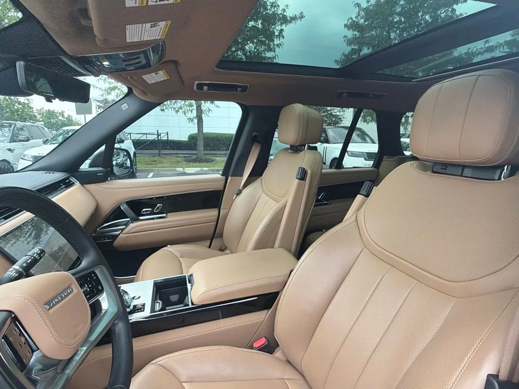 Used 2025  Land Rover SE image 9