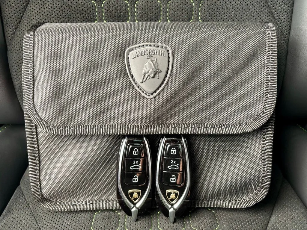 Used 2024 Green Lamborghini Performante image 35