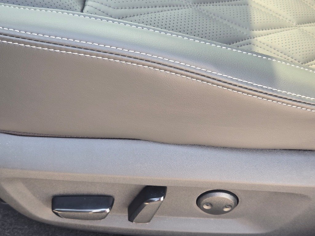 New 2026 Boulder Gray Pearl / Super Black Two-tone Nissan Platinum image 25