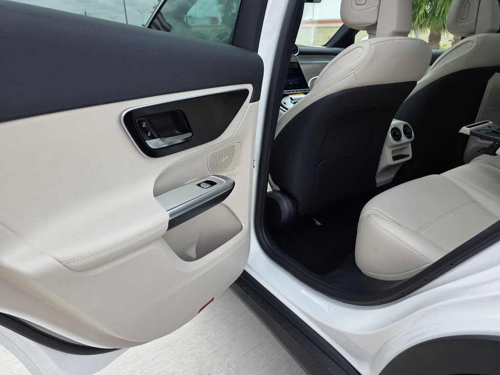New 2026 Polar White Mercedes-Benz GLC 300 image 12